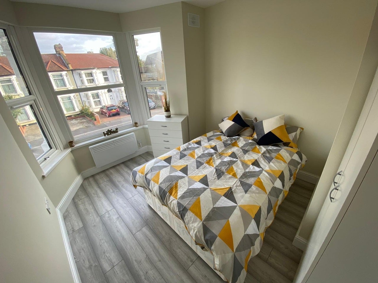 Room Elgin Road in Greater London