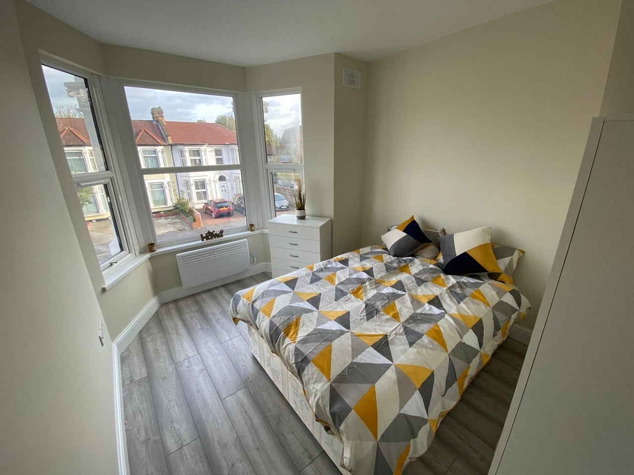 Room Elgin Road in Greater London