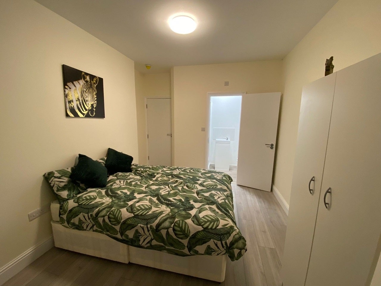 Room Elgin Road in Greater London