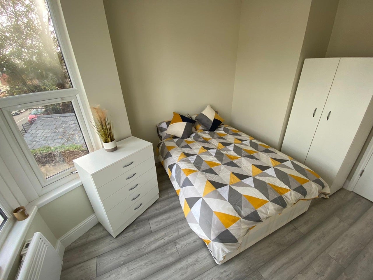 Room Elgin Road in Greater London