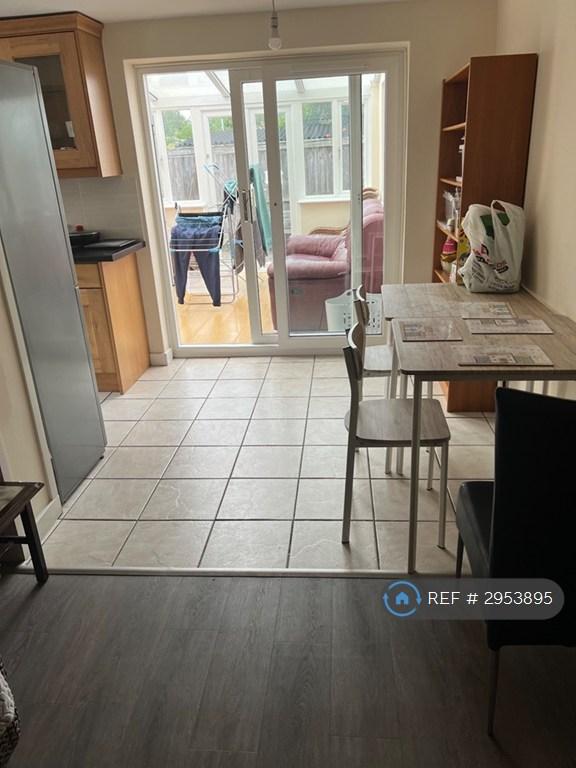 Room Draycott Avenue in Taunton