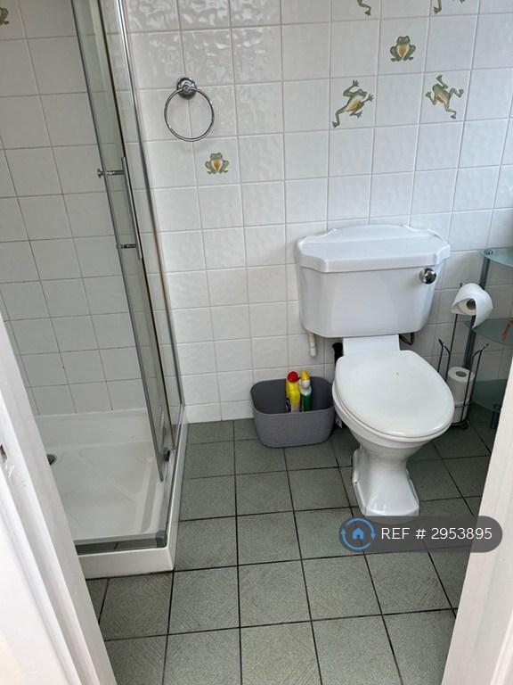Room Draycott Avenue in Taunton