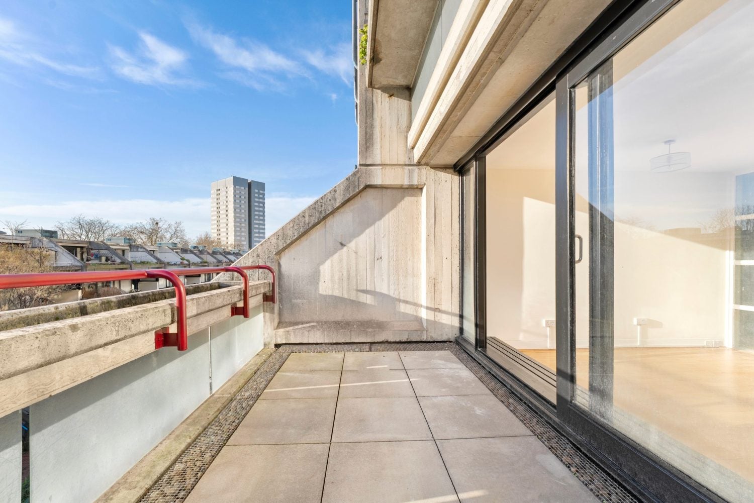 Flat Rowley Way in London