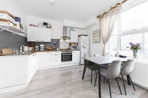 Flat Coldharbour Lane in London