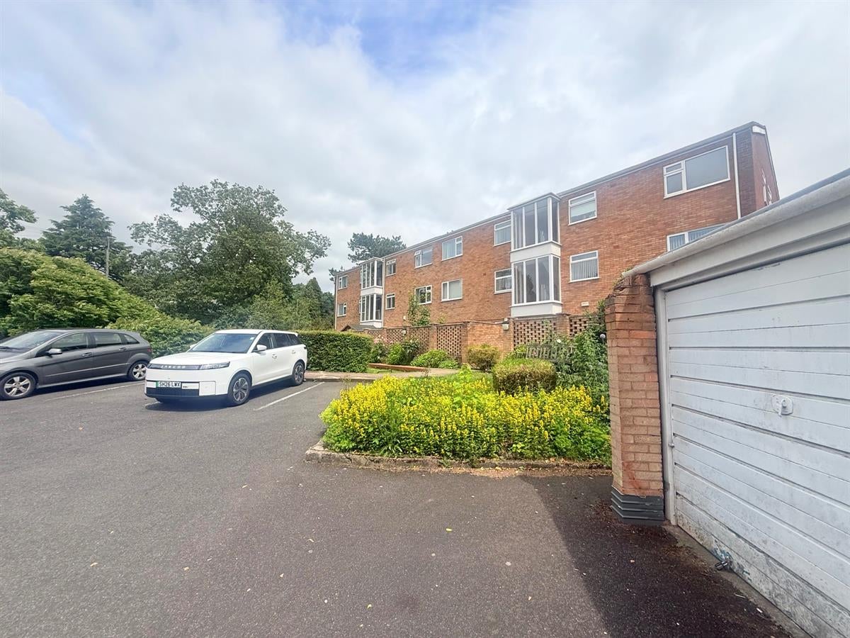 Flat Thornhill Road in Birmingham