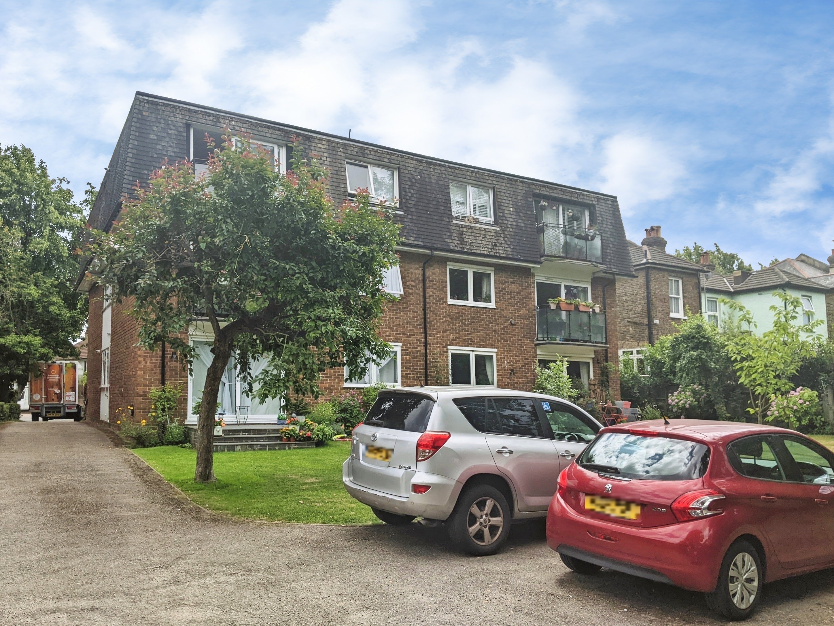Flat Onslow Gardens in Greater London