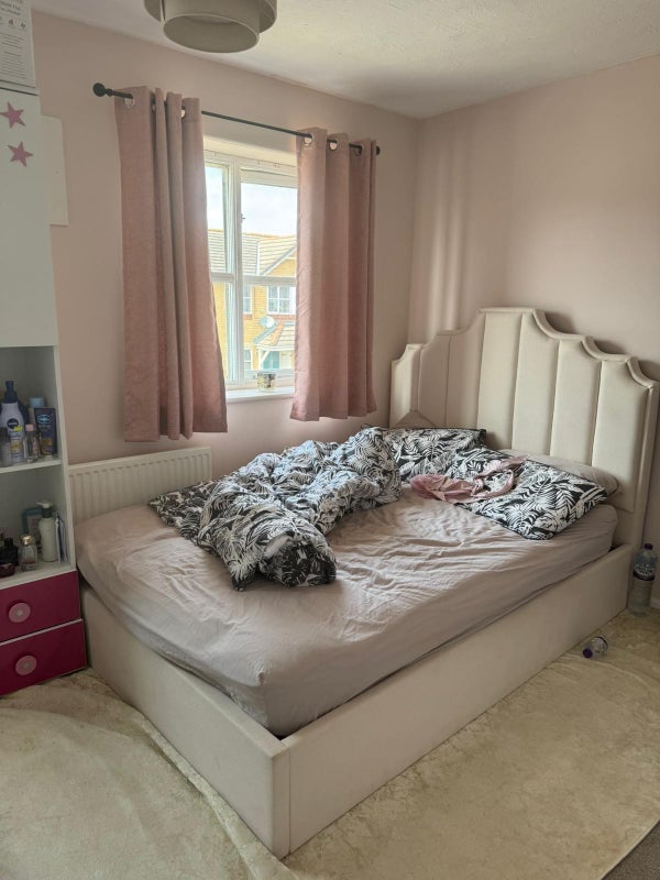 Room Grasshaven Way in Greater London