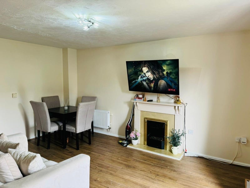 Room Grasshaven Way in Greater London