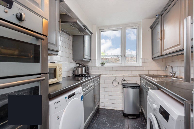 Room Lucey Way in Greater London