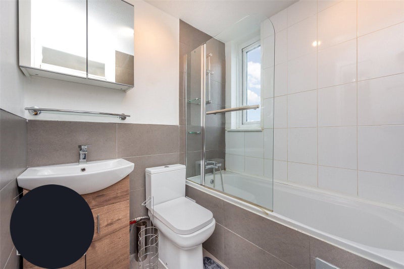 Room Lucey Way in Greater London