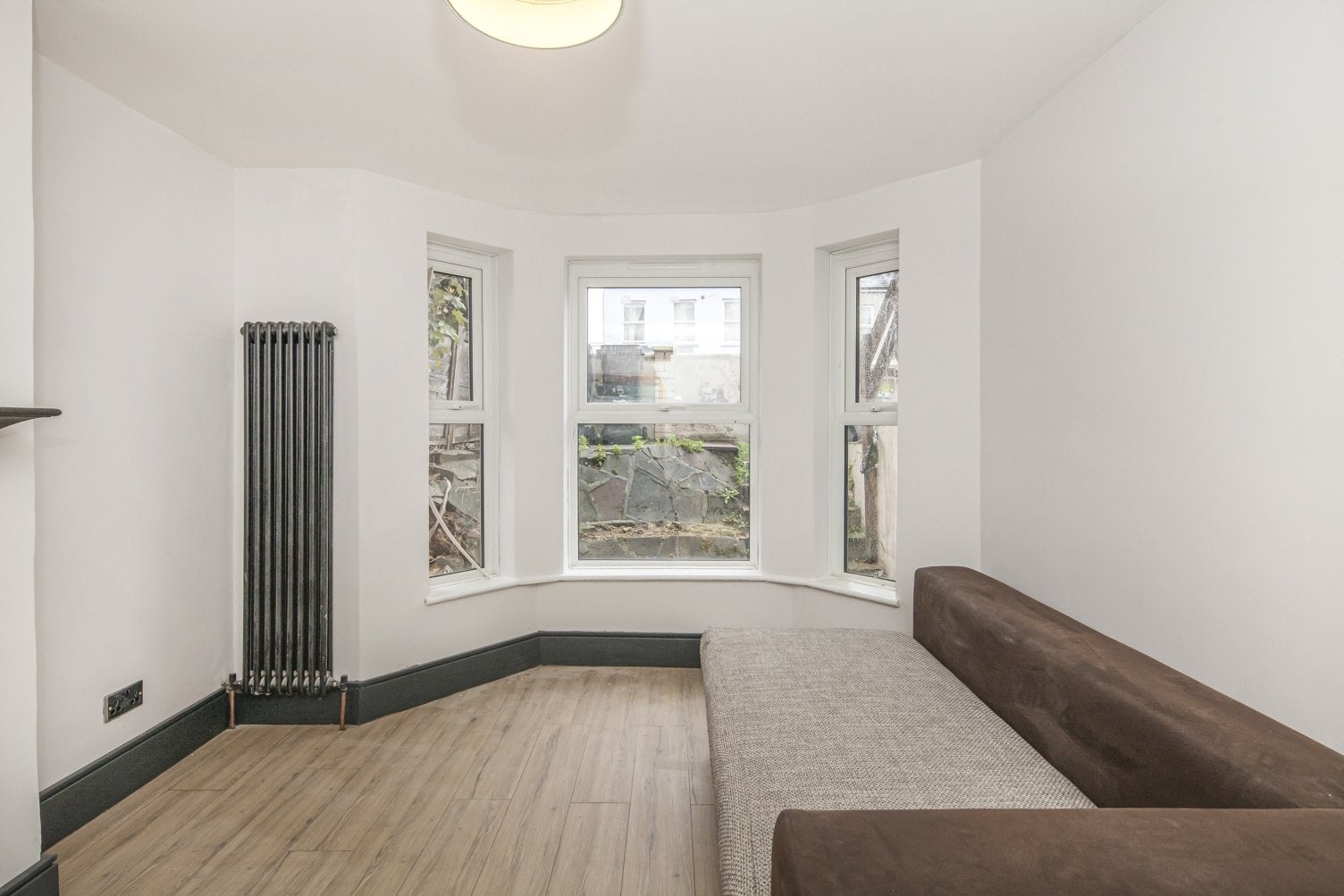 Flat Livingstone Road in Greater London