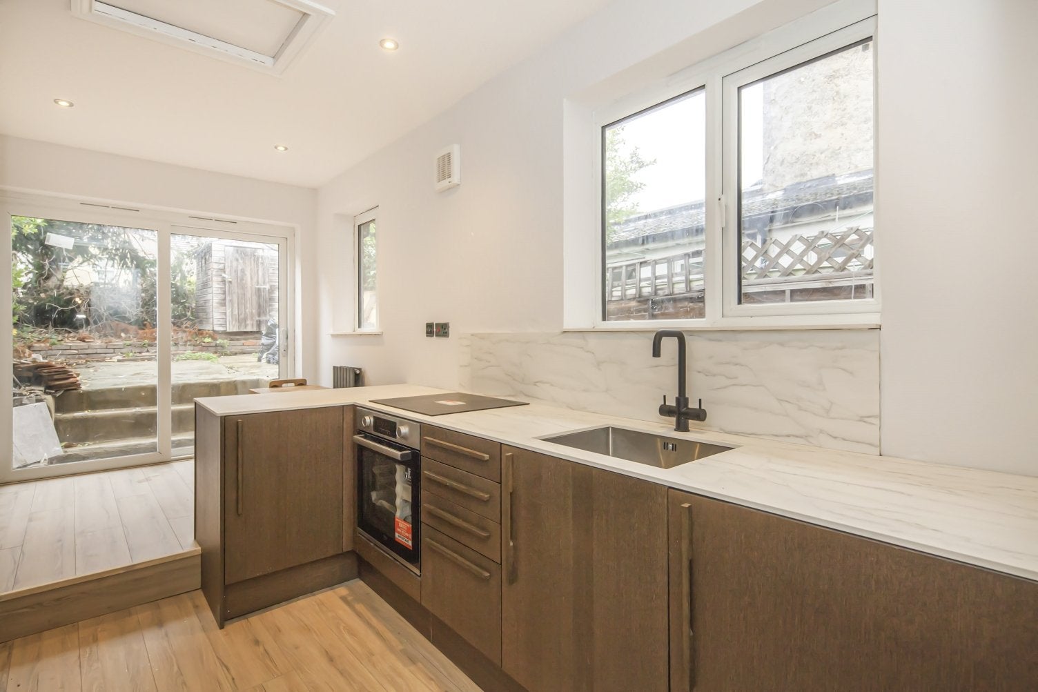 Flat Livingstone Road in Greater London