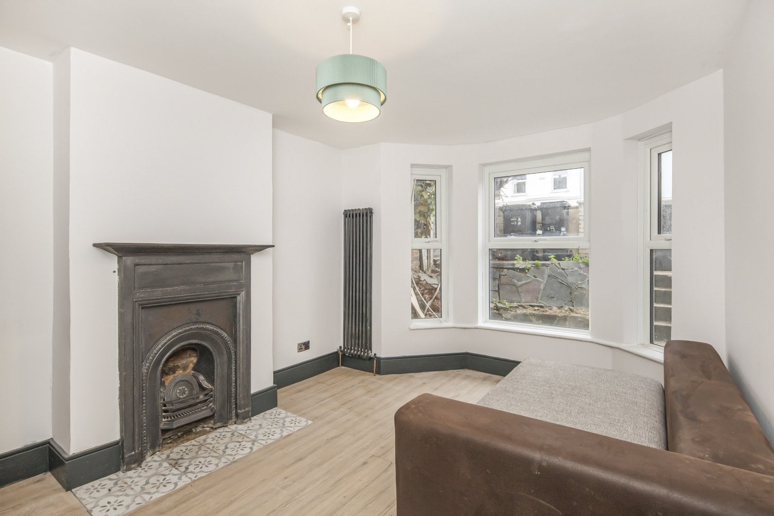 Flat Livingstone Road in Greater London