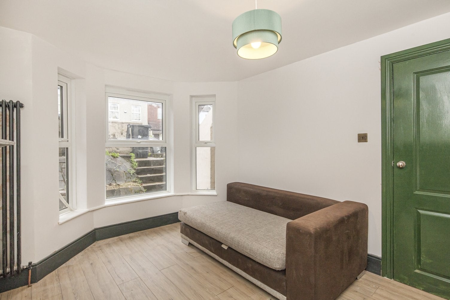 Flat Livingstone Road in Greater London