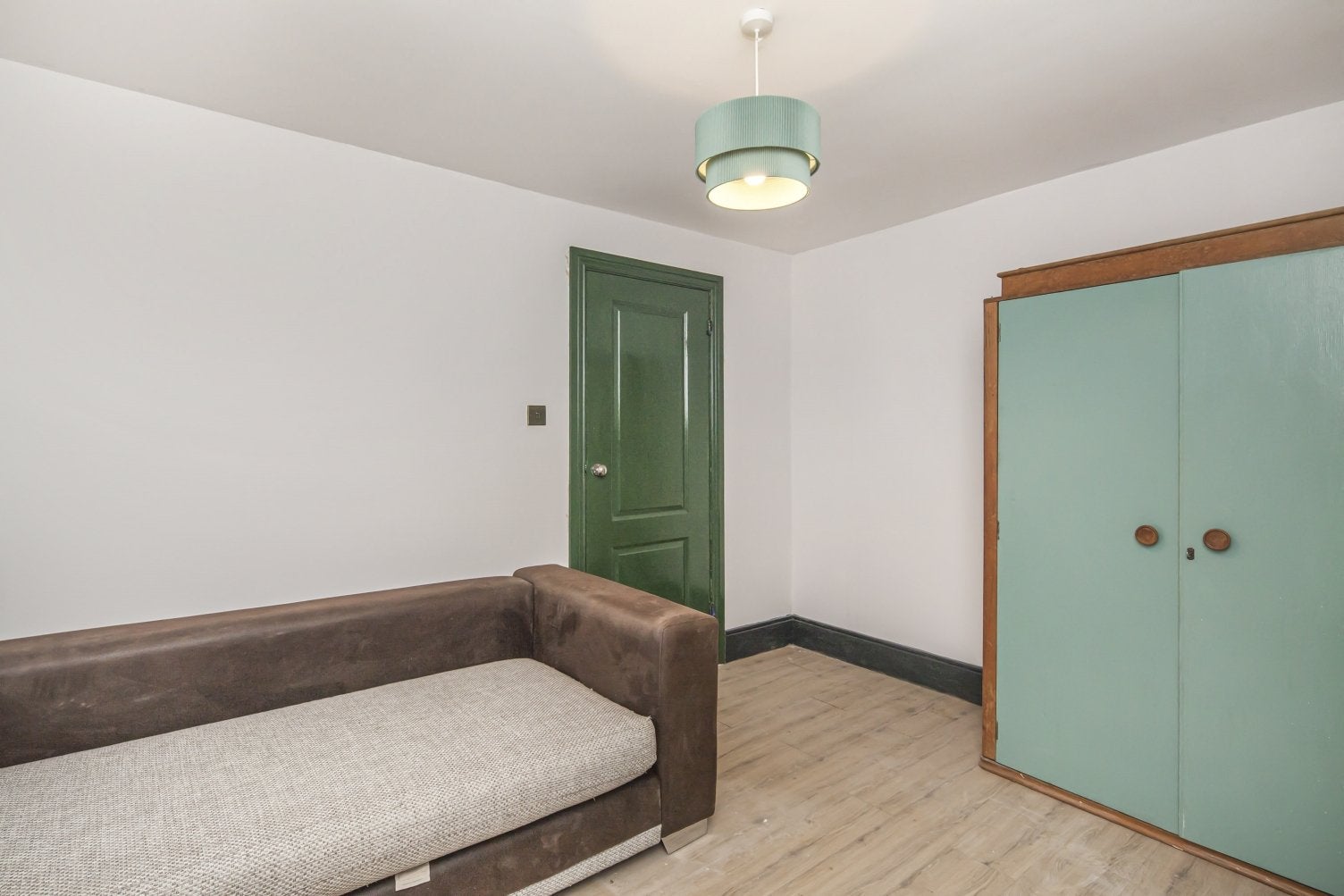 Flat Livingstone Road in Greater London