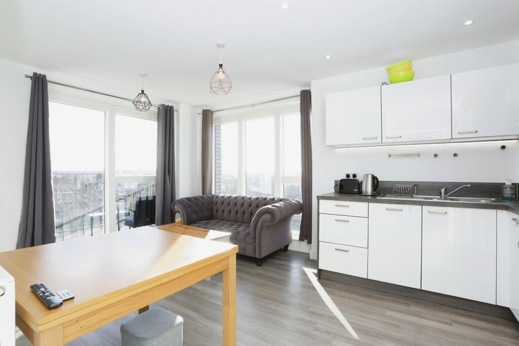 Flat Adenmore Road in Greater London