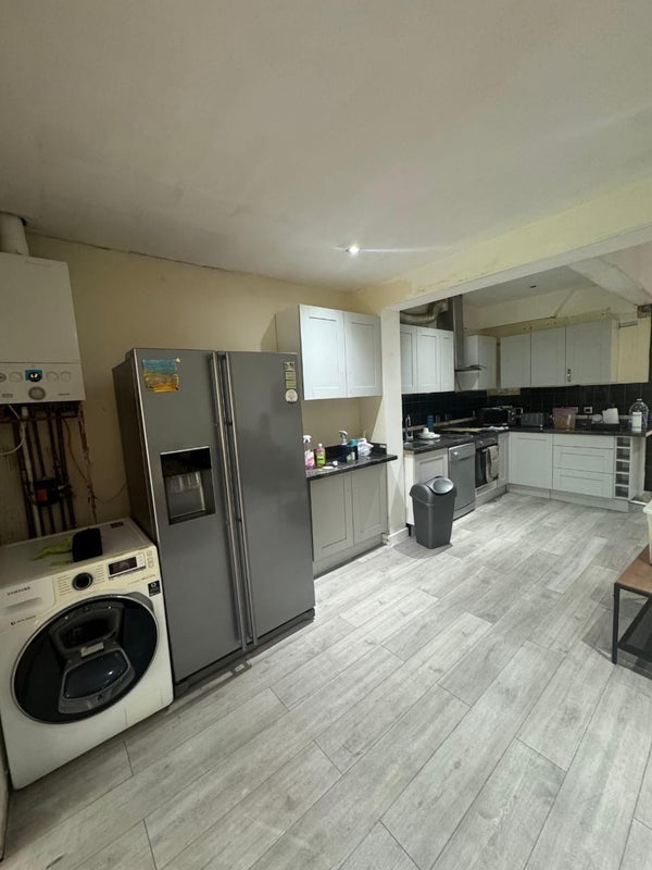 Room Strathyre Avenue in Greater London