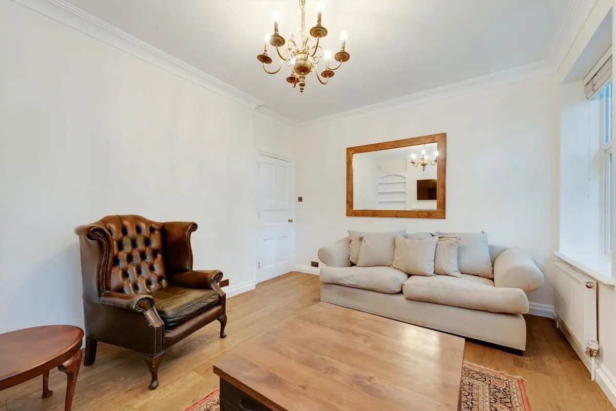 Flat Chiswick High Road in Greater London