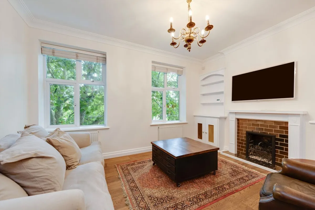 Flat Chiswick High Road in Greater London
