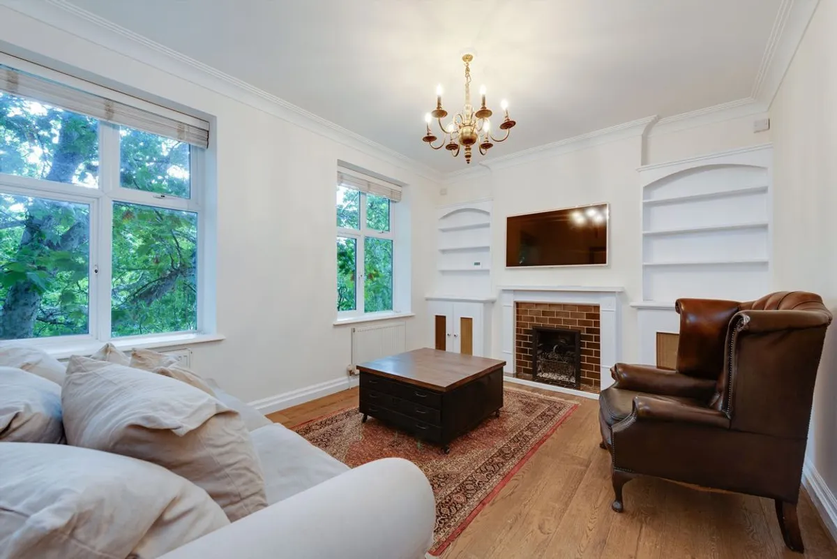 Flat Chiswick High Road in Greater London