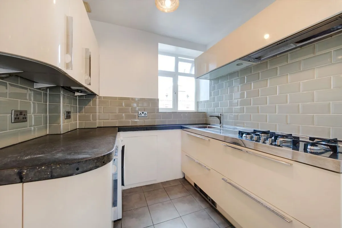 Flat Chiswick High Road in Greater London