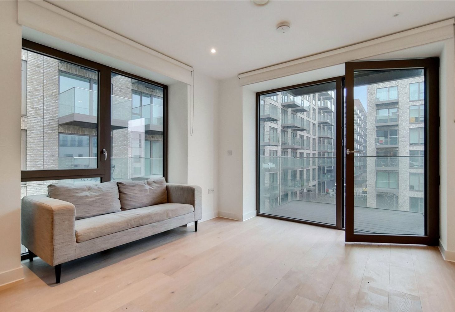 Flat Clipper Street in Greater London