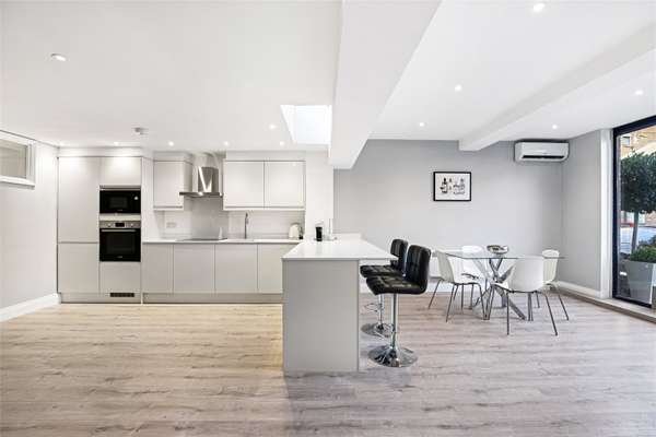 Flat Cinnamon Row in Greater London