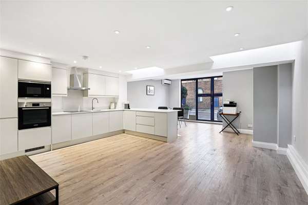 Flat Cinnamon Row in Greater London