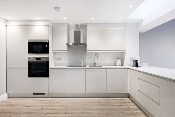 Flat Cinnamon Row in Greater London