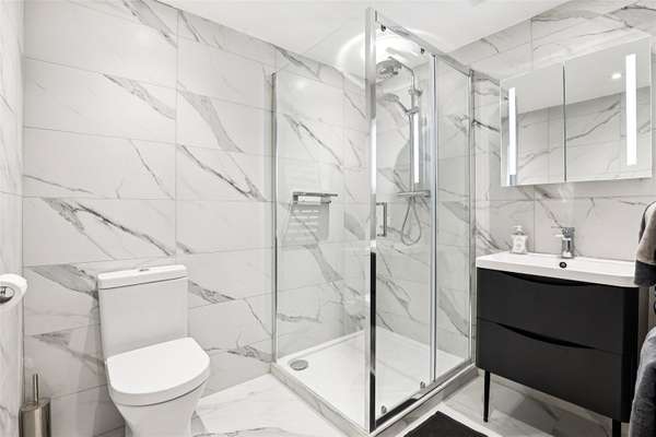Flat Cinnamon Row in Greater London