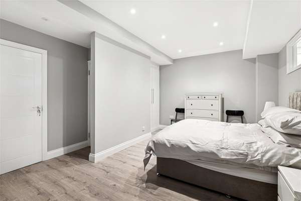 Flat Cinnamon Row in Greater London