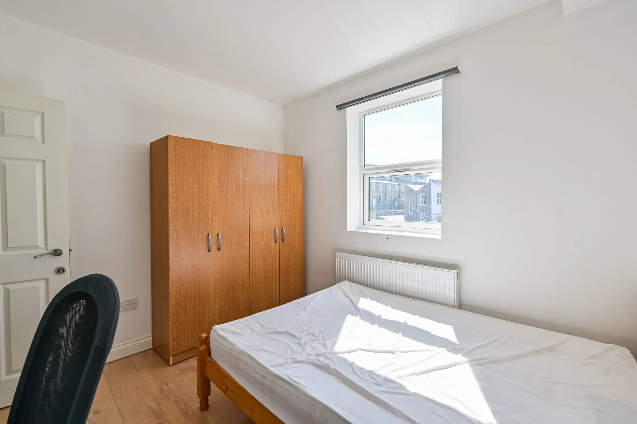 Flat Caedmon Road in Greater London