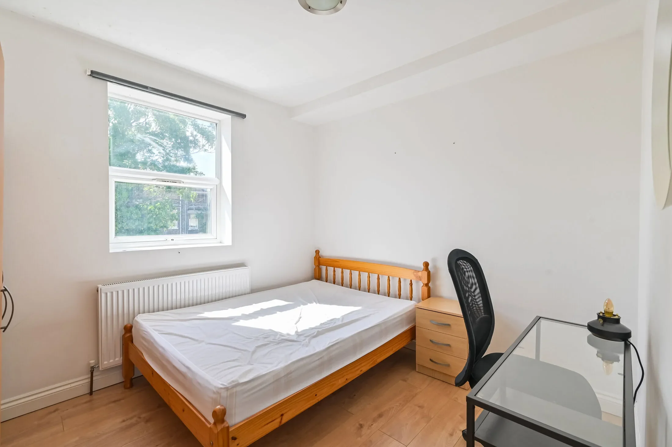 Flat Caedmon Road in Greater London