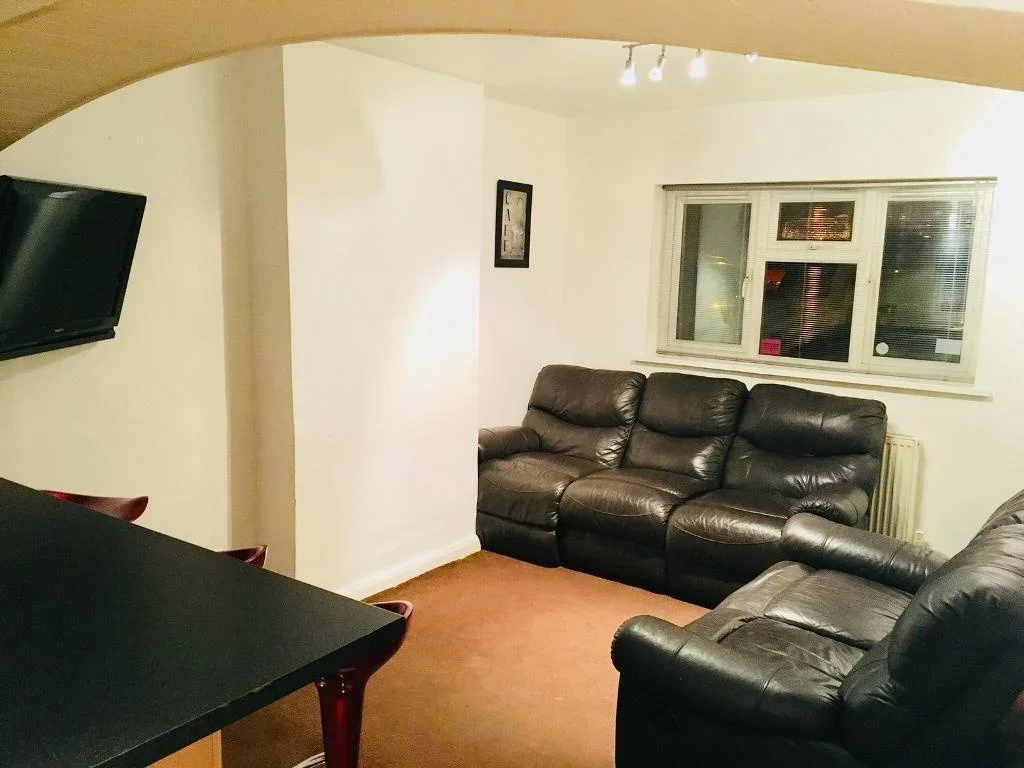 Room New Road in Three Rivers