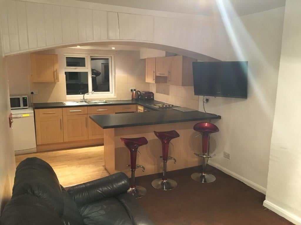 Room New Road in Three Rivers
