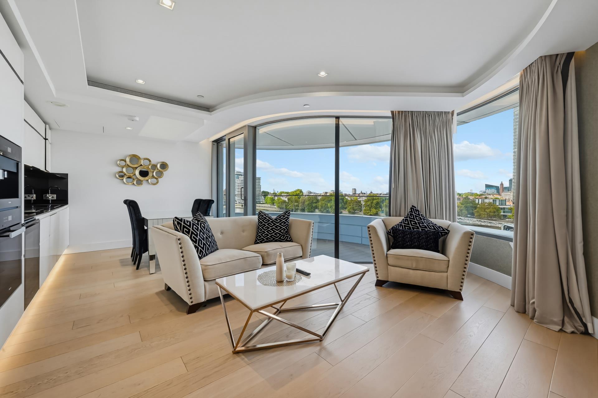 Flat Albert Embankment in Greater London