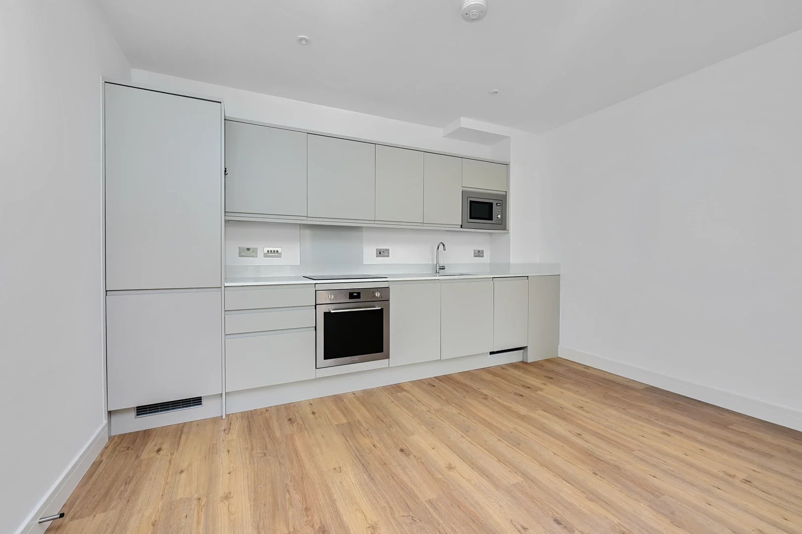 Flat Farnborough Road in Rushmoor