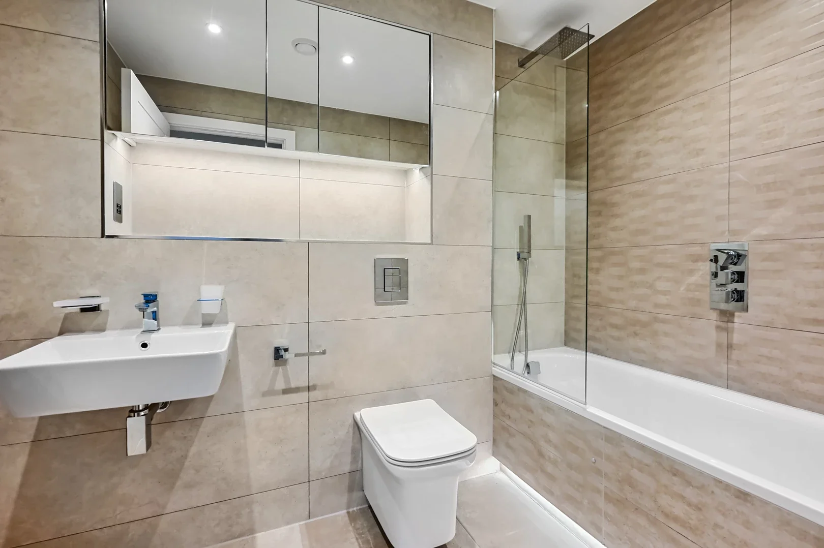 Flat Farnborough Road in Rushmoor