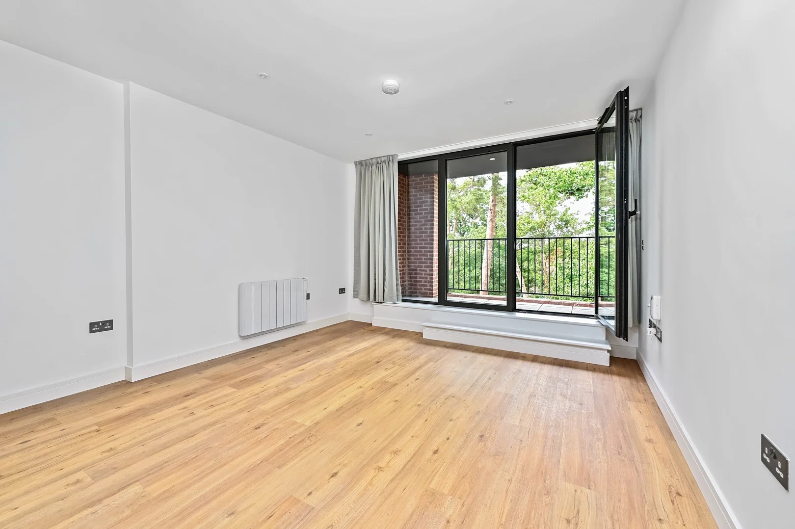 Flat Farnborough Road in Rushmoor