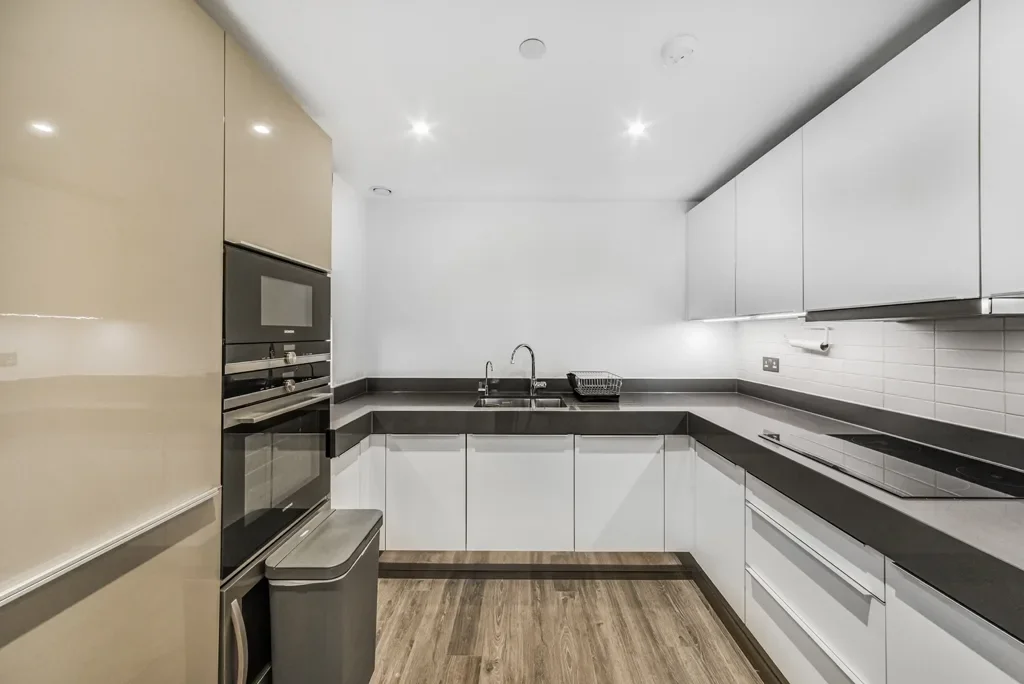 Flat Alie Street in Greater London