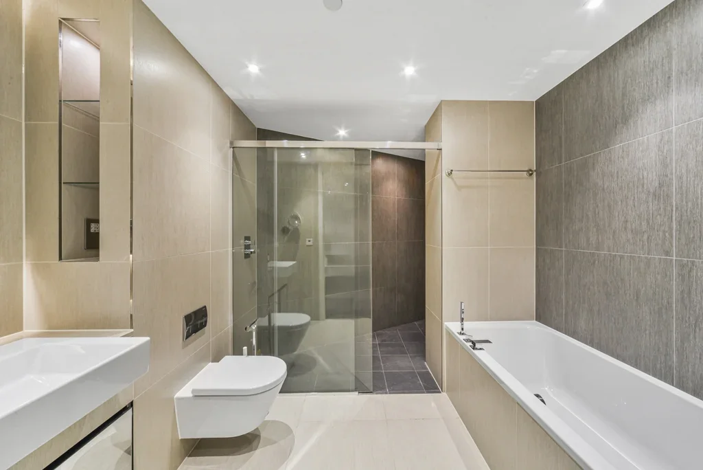 Flat Alie Street in Greater London