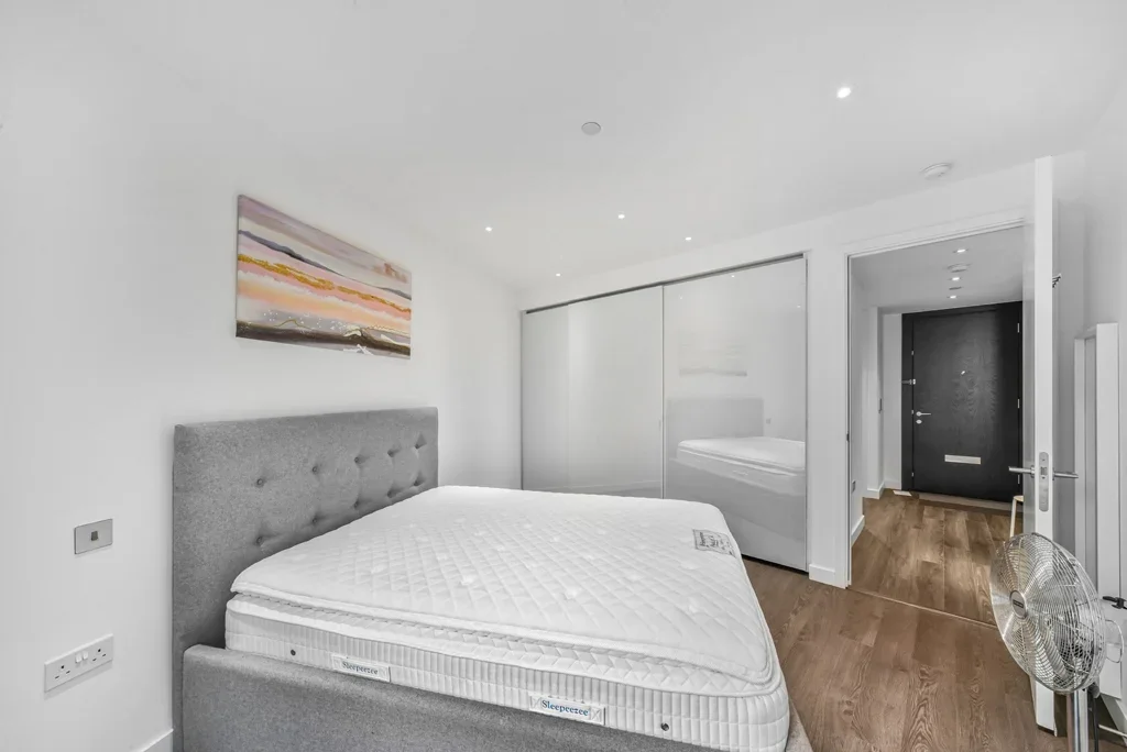 Flat Alie Street in Greater London