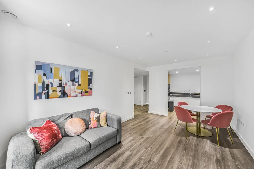 Flat Alie Street in Greater London