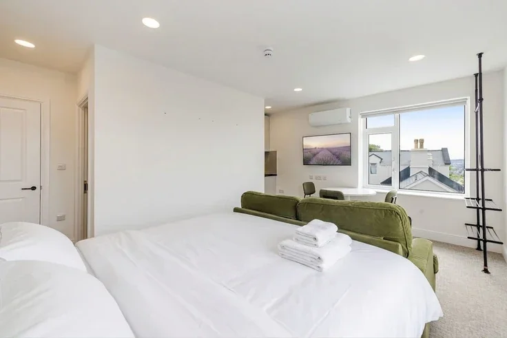 Room St Lukes Road North in Torquay