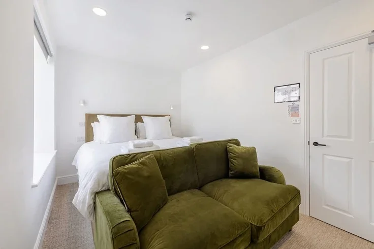 Room St Lukes Road North in Torquay
