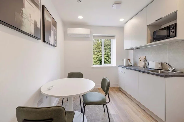 Room St Lukes Road North in Torquay