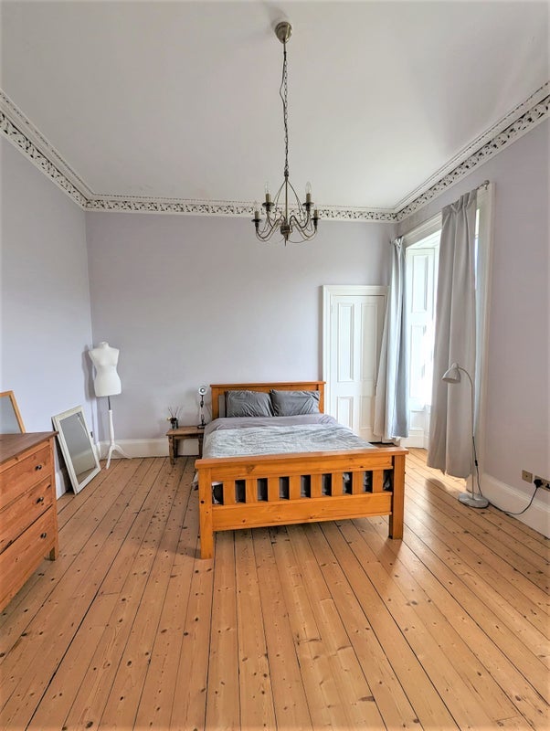 Room Queen Square in Glasgow