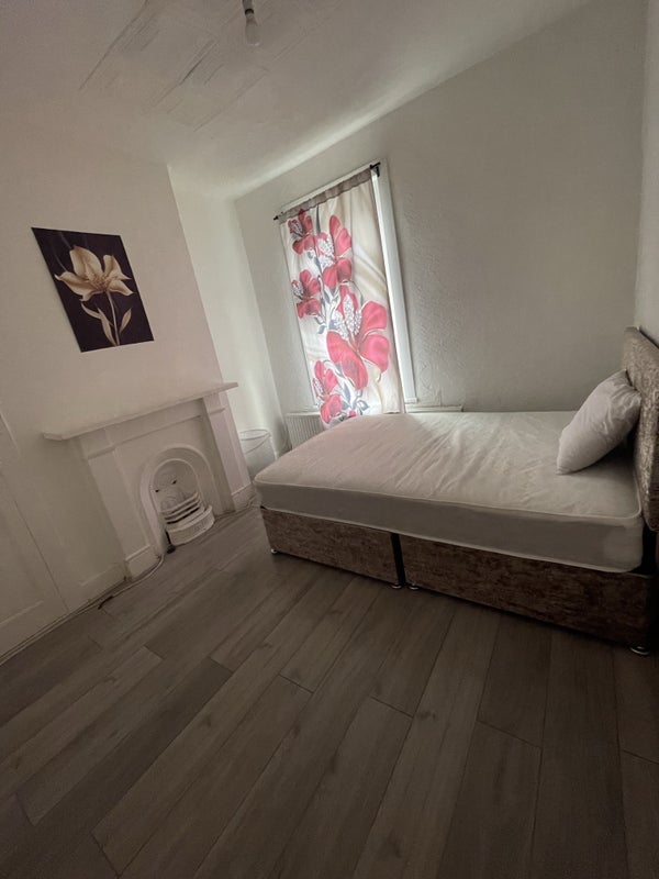 Room St. John's Road in Greater London