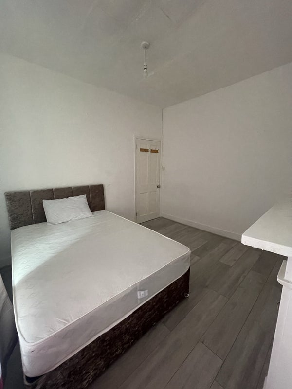 Room St. John's Road in Greater London