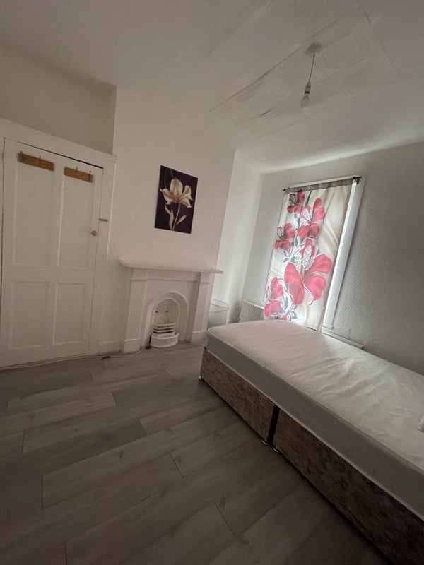 Room St. John's Road in Greater London